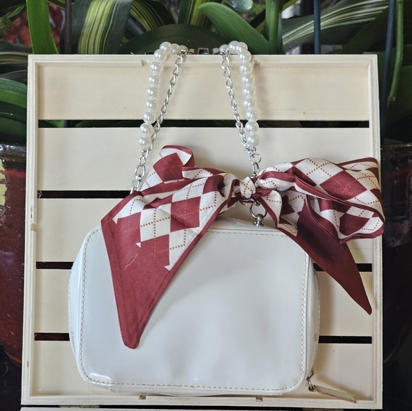Burberry White Patent Leather Clutch With Faux Pearl Wristlet & Twilly Added - Picture 8 of 16